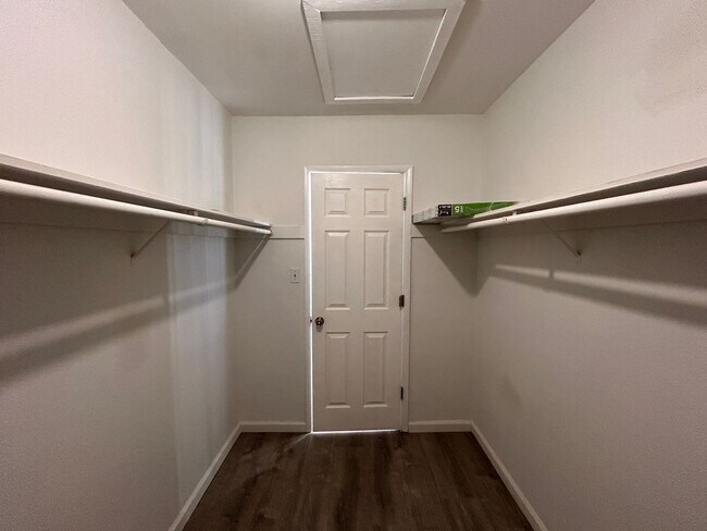 Building Photo - 4BD 3Bth Blend of style, comfort, and convenience.