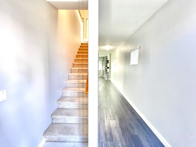 Building Photo - Move-In Ready Puyallup Townhome – Central Location, Easy Commute