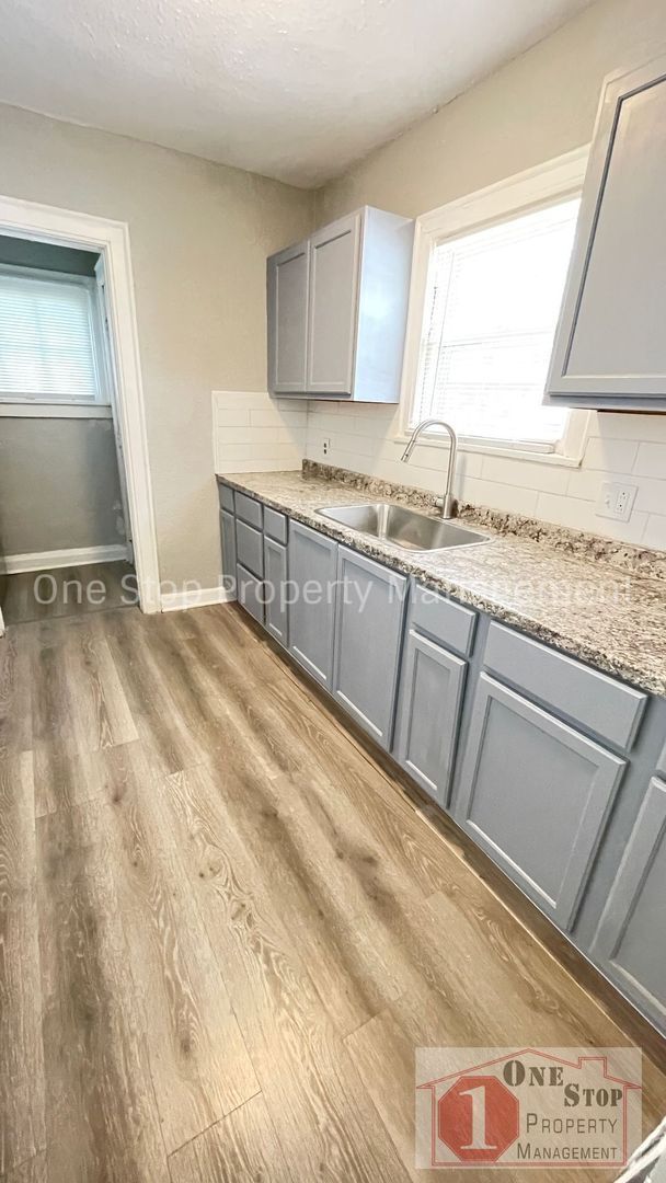 Building Photo - Beautiful 3 Bedroom 1.5 Bathroom in Kansas...