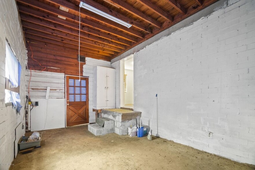 GARAGE - 4056 Jammes Rd