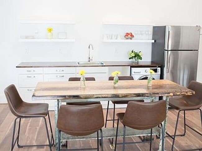 Building Photo - Upstairs Unit Only. Fabulous fully furnished 1BR/1BA Hillsboro cottage