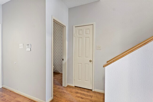 Building Photo - 3122 Camelot Dr