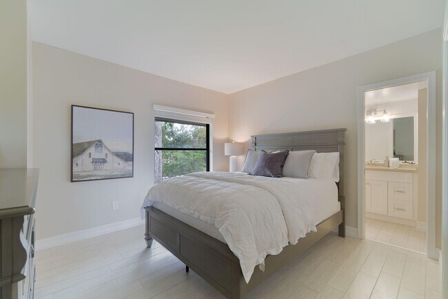 Building Photo - 11355 Pond View Dr