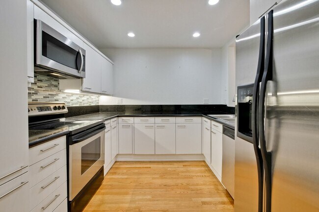 Building Photo - 2-Suite Townhome in Whisman Station Area | Easy Access to 101/237/85