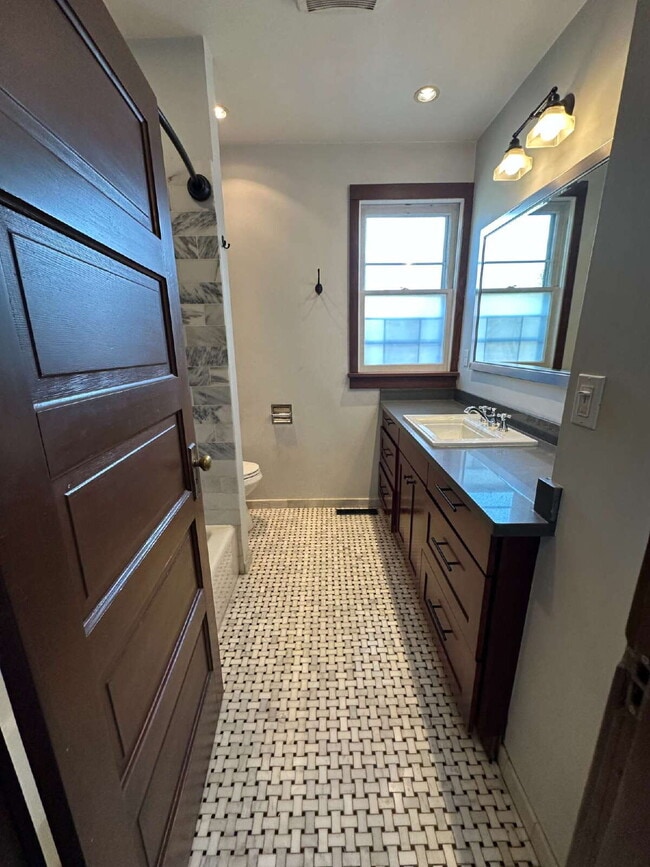 Building Photo - Beautiful PDX Bungalow, Master on Main, Wo...