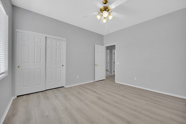 Building Photo - Spacious 4-bedroom, 3-car garage home feat...
