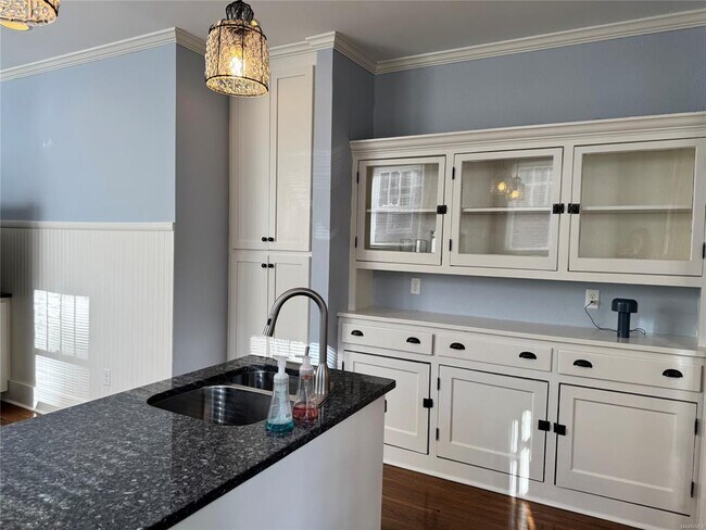 Building Photo - 2237 Winona Ave