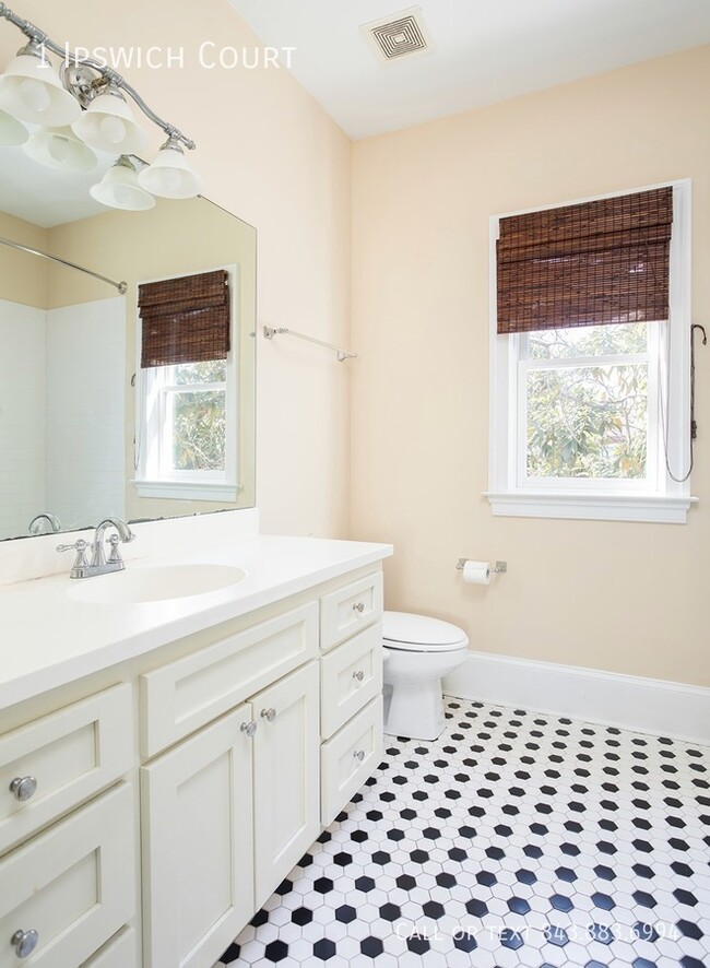 Building Photo - Beautiful House Just 2 Blocks From MUSC | ...