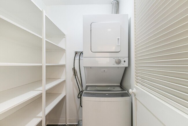 Building Photo - 1 month free!! Sweet 1/1 condo in Lake Oswego with covered parking and storage included!