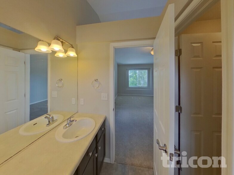 Building Photo - 7262 Campstool Dr