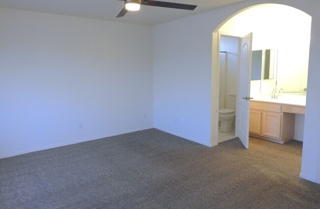 Building Photo - Beautiful 3+2 Corner Lot home near the Golf Course!