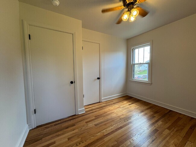 Building Photo - 404 Grubert Ave