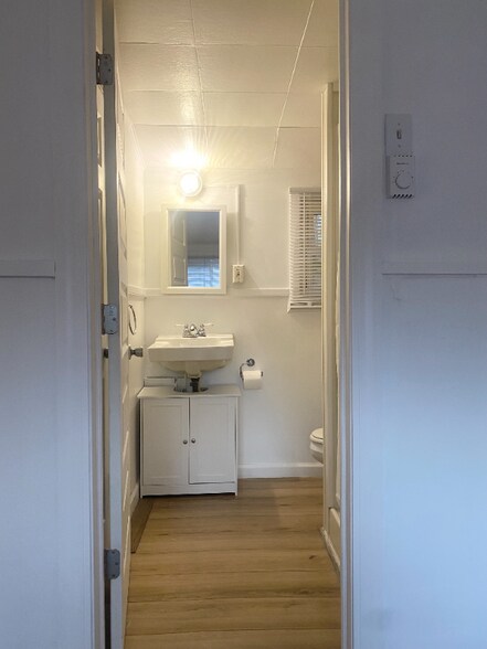 Building Photo - 9762 N River Rd