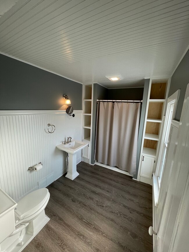 Building Photo - 588 Elma St