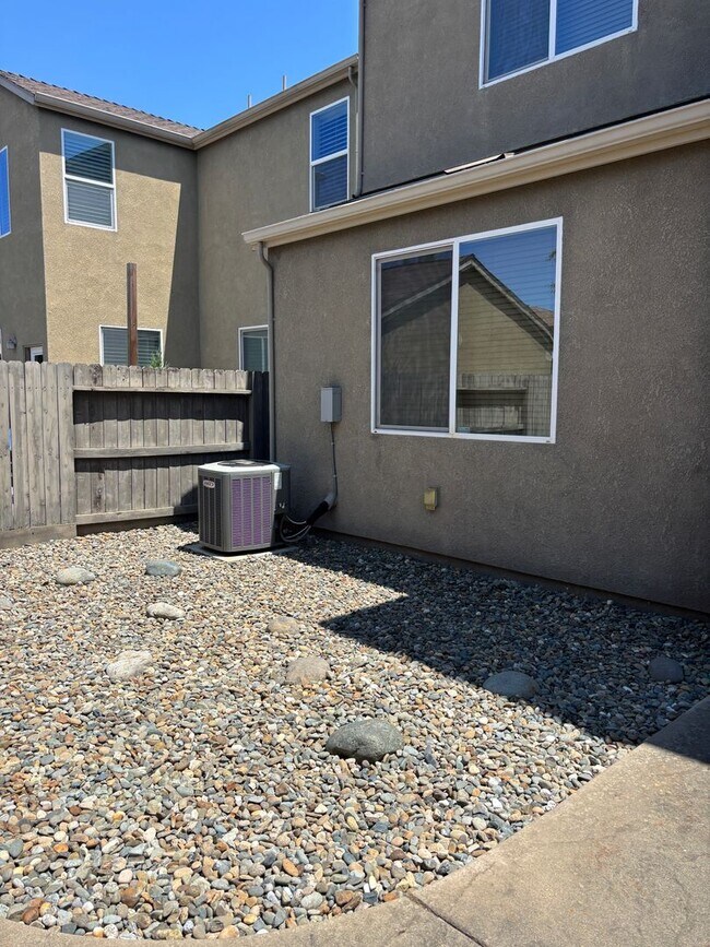 Building Photo - West Roseville Solar! 3 Bedroom, Plus den/...