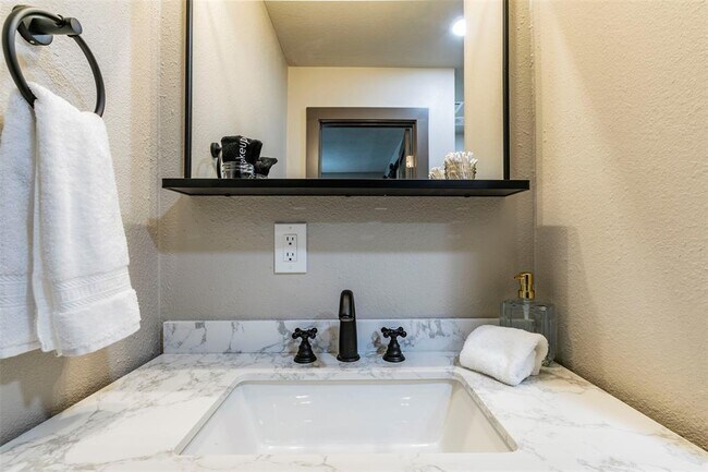 Building Photo - 4613 Joseph St