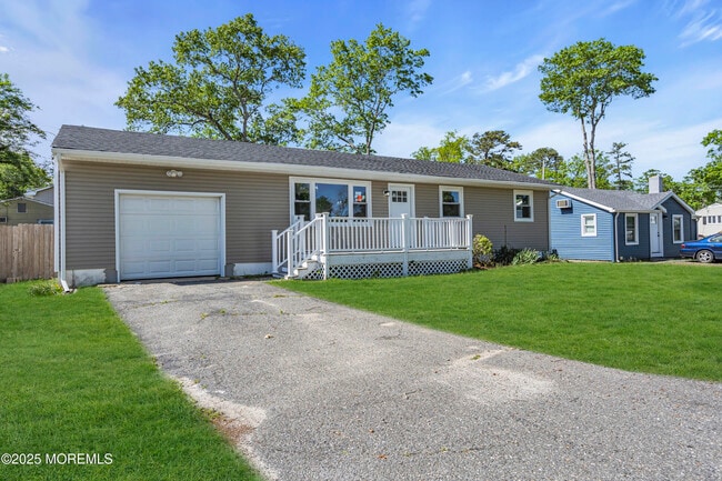 Building Photo - 1624 Joffre Rd