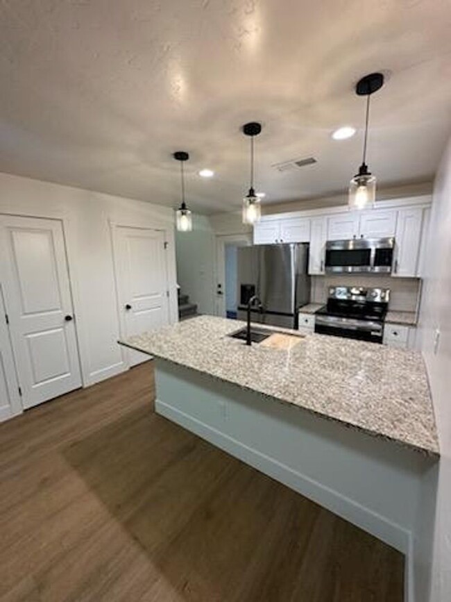 Building Photo - One Month Free Rent - Mountain Home Town HOme