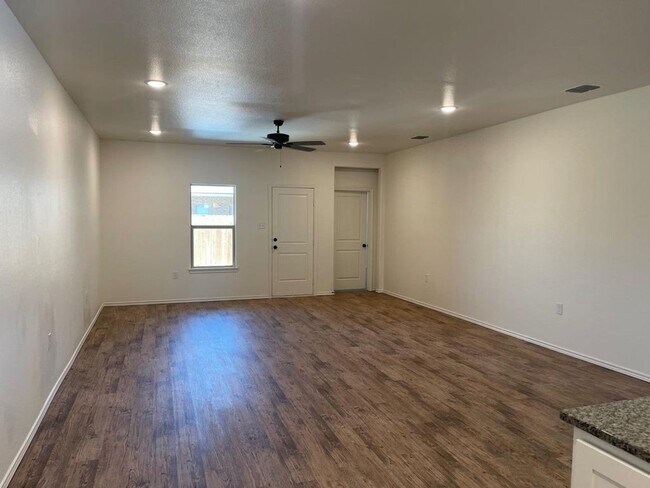 Building Photo - 5536 Kemper St