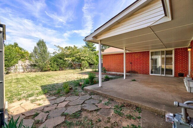 Building Photo - 3 Bed 2 Bath in Midwest City!