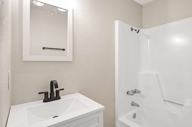 Building Photo - 2-Bedroom Gem with Granite Countertops Available in May