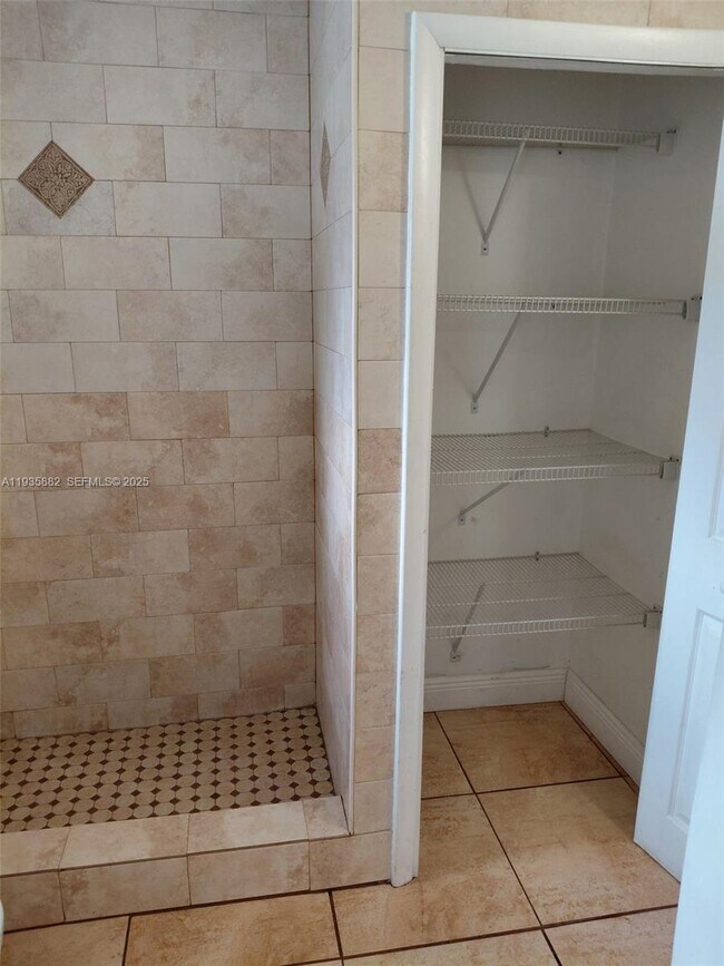 Building Photo - 3503 SW 24th St