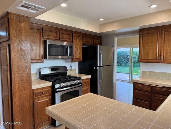 Building Photo - 846 Lindawood St