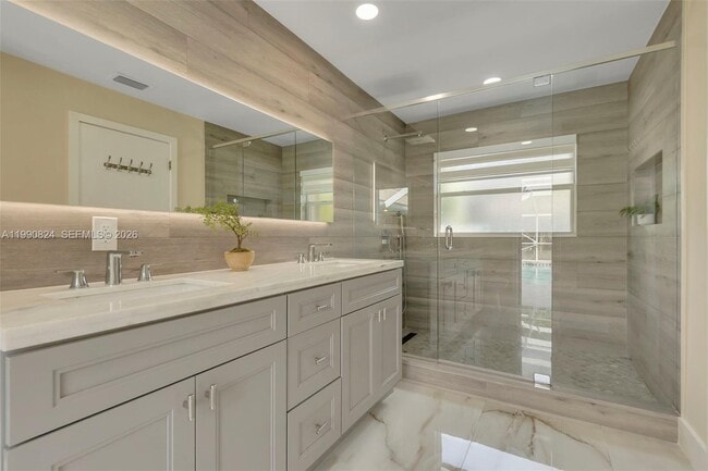 Building Photo - 10425 NW 48th Manor