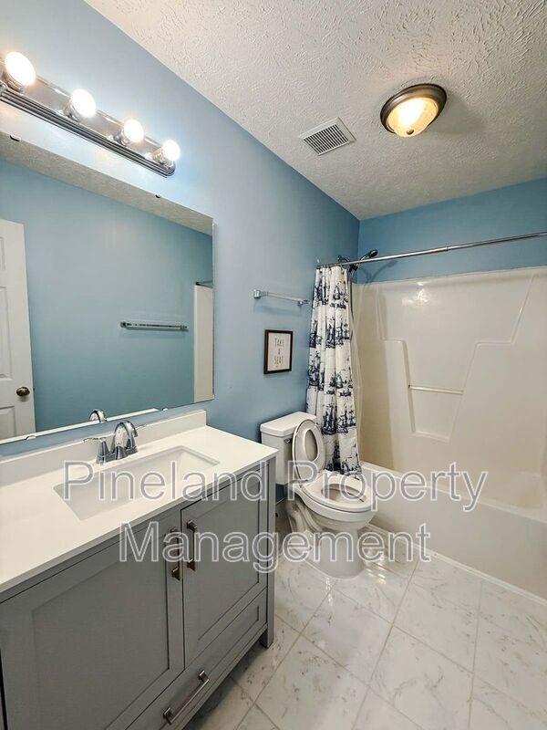 Building Photo - 7704 Redwood Ave