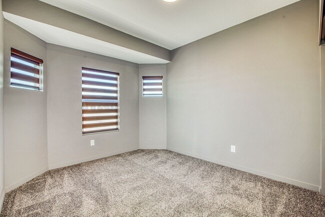 Building Photo - Beautiful East side House 4 bed-2.5 baths, part of The Overlook Casa Club that includes Swimming ...
