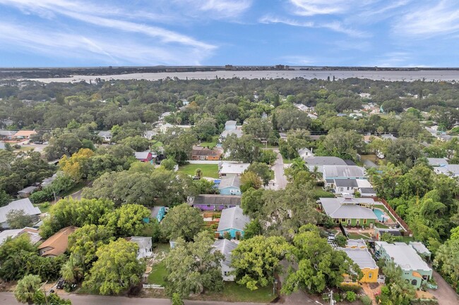 Building Photo - Charming Fully Furnished Gulfport Bungalow |