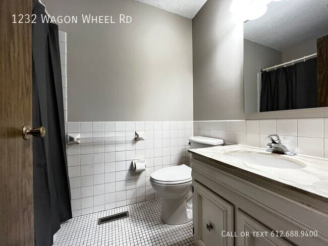 Building Photo - 3 Bed 3 Bath Townhome - 2 Car Attached Gar...