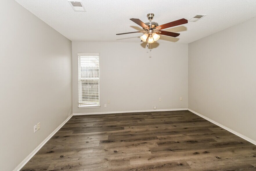 Building Photo - 6314 Oak Run Dr E