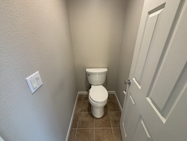 Building Photo - Spectacular 3 bed 2.5 bath home in Lincoln Crossing
