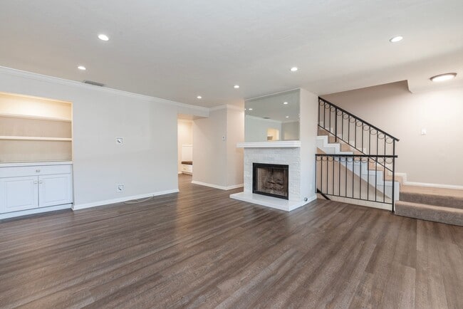 Building Photo - Updated private 2 bedroom/2.5 townhouse in...