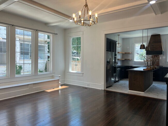 Building Photo - Southern Charm at its Best!!!