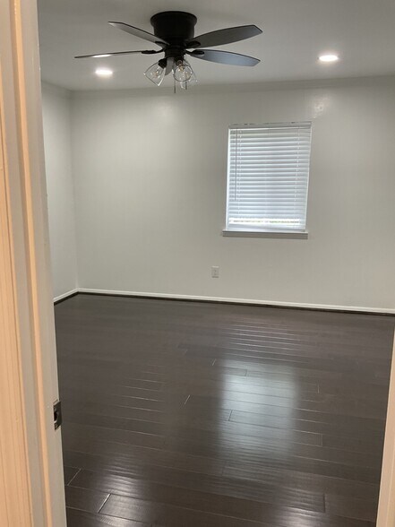 Building Photo - 1001 Woodland Vlg