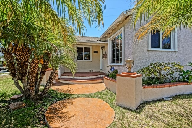Building Photo - CHARMING, BRIGHT & AIRY HOME ON LARGE CORN...