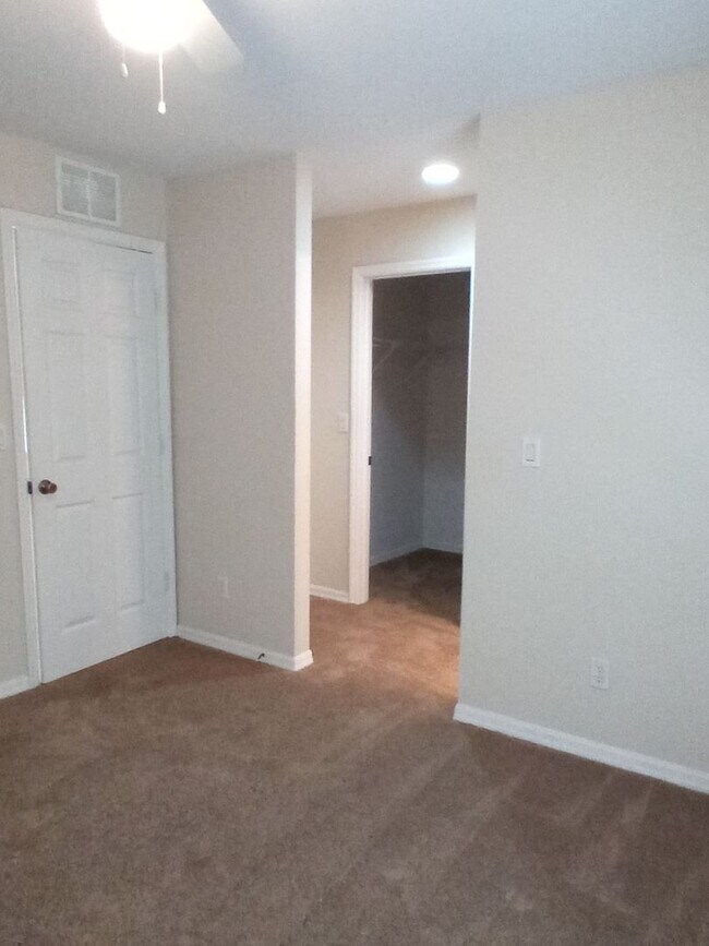 Building Photo - Cute and Quiet Country Living