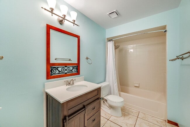 Building Photo - Beautifully updated Pool Home
