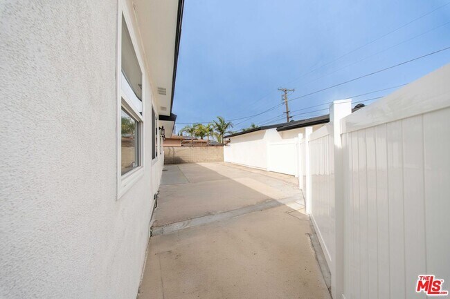 Building Photo - 8432 Glenoaks Blvd