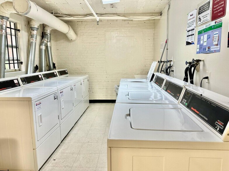 Community Laundry Facility - 2021 Key Blvd