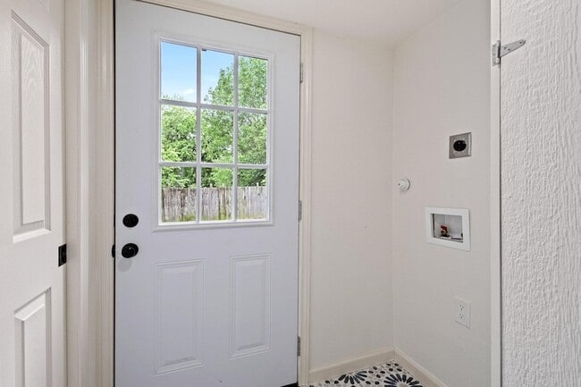 Building Photo - 304 Otis St