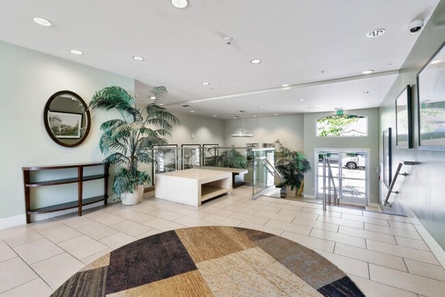 Building Photo - Luxury condo in the heart of downtown Santa Cruz!
