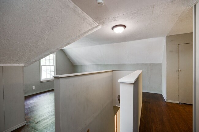 Building Photo - 2935 Glenmore Ave