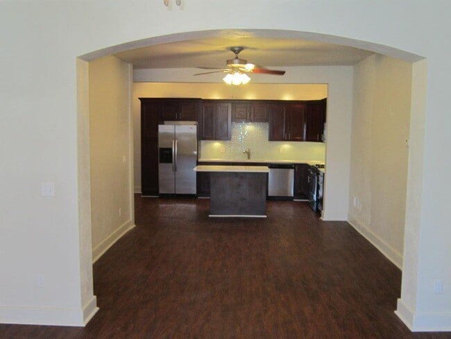 Building Photo - Luxury College Rental - South Side Flats