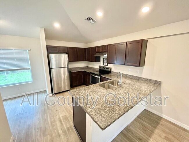 Building Photo - 2084 Hilton St