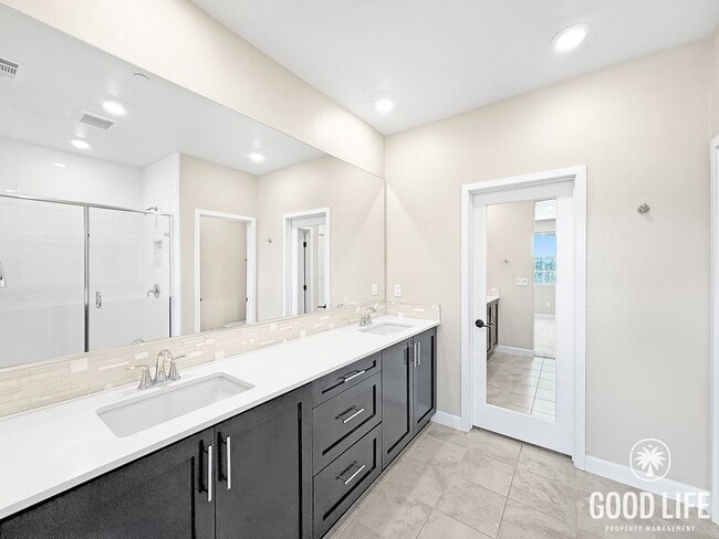 Building Photo - Bright 3BD/2.5BA Townhouse in Vista with Community Pool, In-Unit Laundry & 2-Car Garage