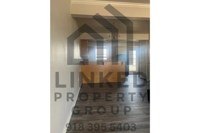 Building Photo - Townhome off Riverside in Tulsa!