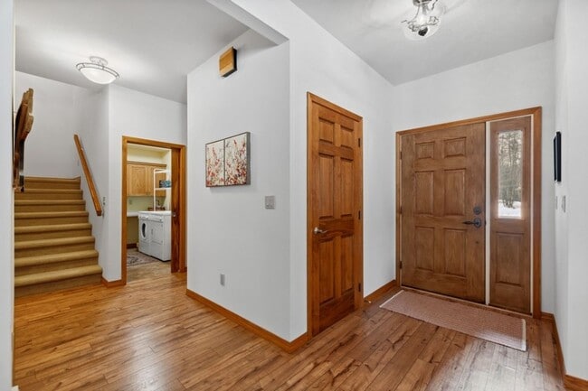 Building Photo - 3 bedroom, 2.5 bath townhome, close to Whitefish Lake State Park and the Golf Course